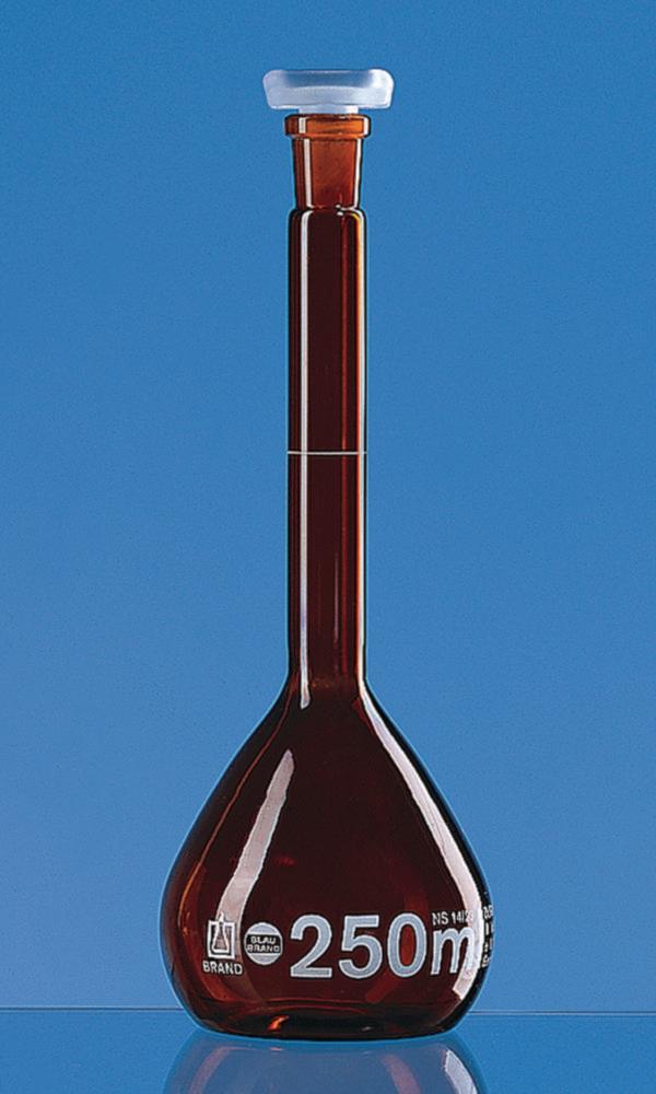 BRAND Volumetric Flask 500 mL, BlauBRAND Class A, KB, Amber Glass, Boro 3.3, NS 19/26, PP Stopper
